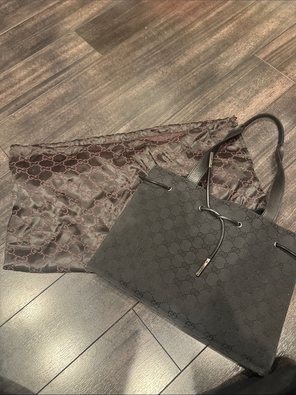 Gucci

GG Canvas GG Canvas drawstring Tote Bag Medium - Picture 8 of 8